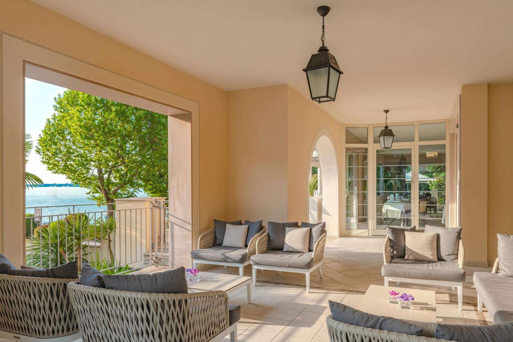Villa Rosa Hotel Desenzano Десенцано дел Гарда Екстериор снимка