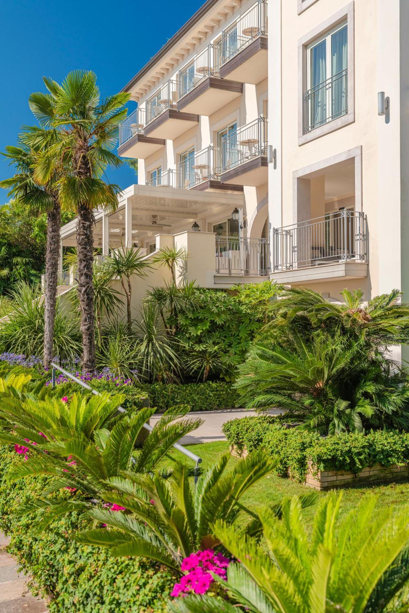Villa Rosa Hotel Desenzano Десенцано дел Гарда Екстериор снимка
