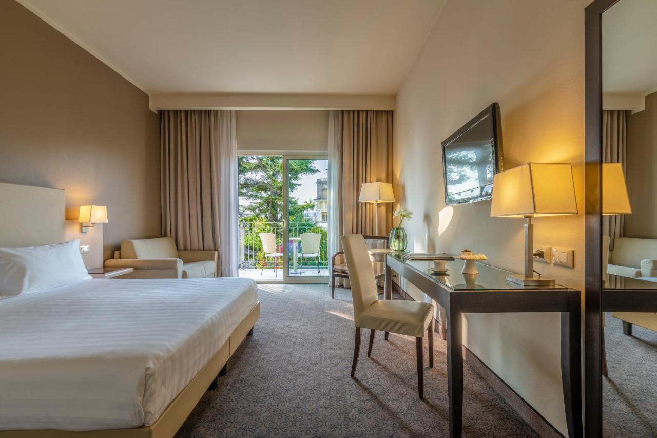 Villa Rosa Hotel Desenzano Десенцано дел Гарда Екстериор снимка